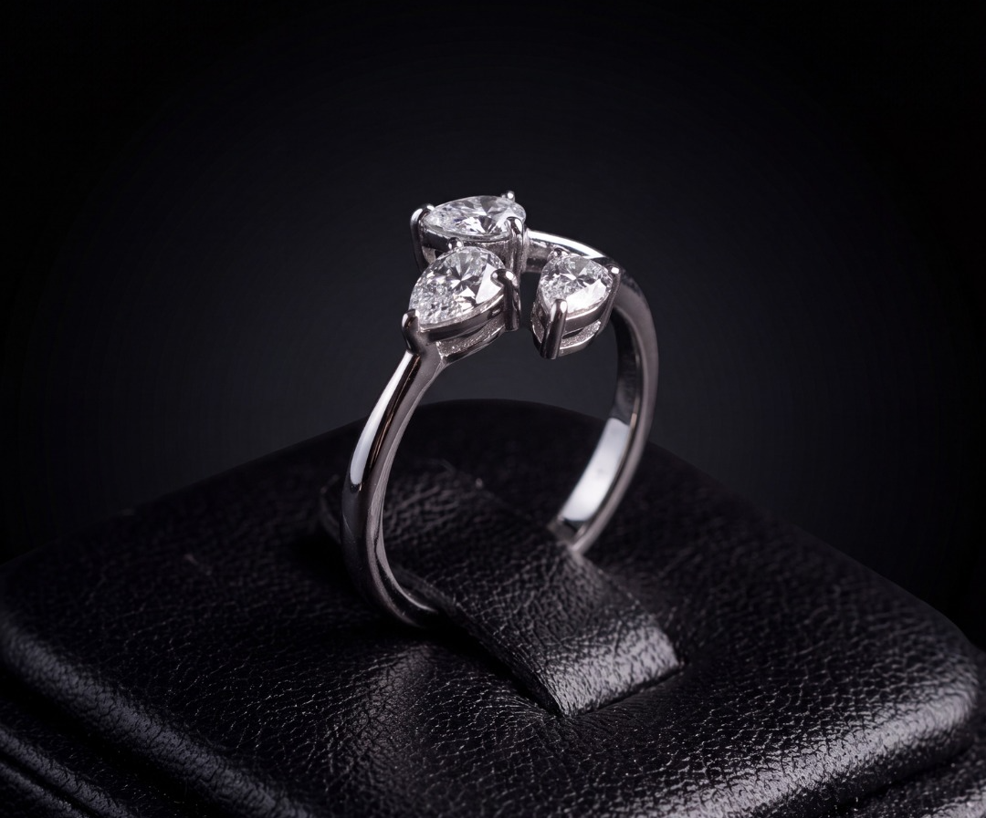 Oval stone in 18K white gold